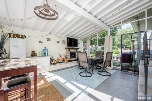 397 Pleasant Ave, N Milford NJ  07646-1222 exterior