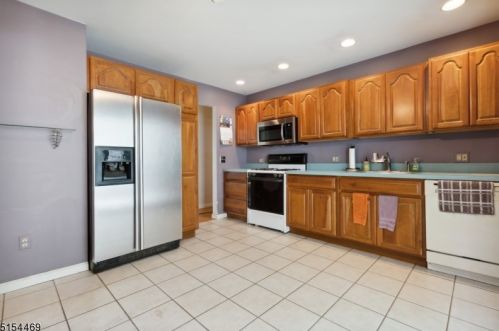 72 Grove Ave, Greystone Park, NJ 07950-2029