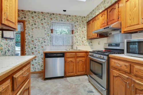 23 Nassau Ave, Babylon NY  11704-2814 exterior