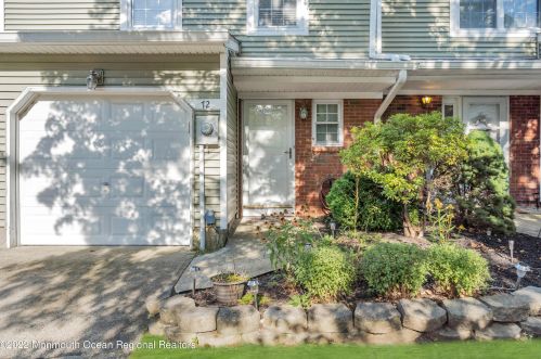 72 Oak Ln, Tinton Falls, NJ 07724-3475