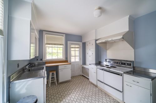 5 Father Peters Ln, New Canaan CT  06840-2215 exterior