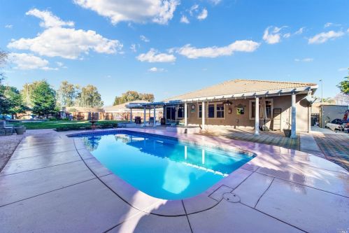 131 Feather Riv Cir, Vacaville CA 95688-8749 exterior