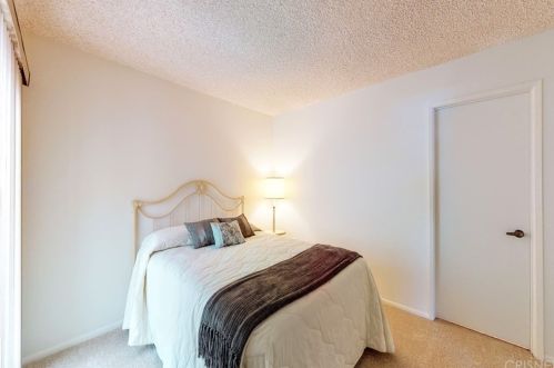 18925 Circle Of The Oaks, Santa Clarita CA  91321-1420 exterior