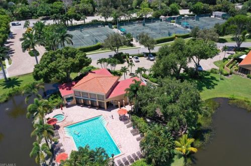 586 Beachwalk Cir, Naples FL  34108-7734 exterior