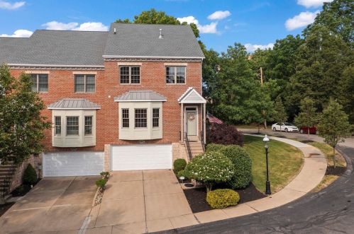 692 Highpointe Dr, Pittsburgh, PA 15220-1853