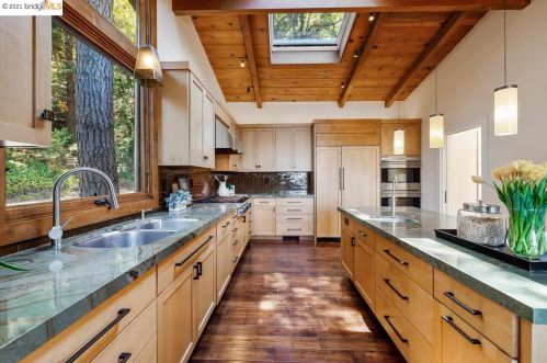 25566 Fernhill Dr, Los Altos CA  94024-6302 exterior