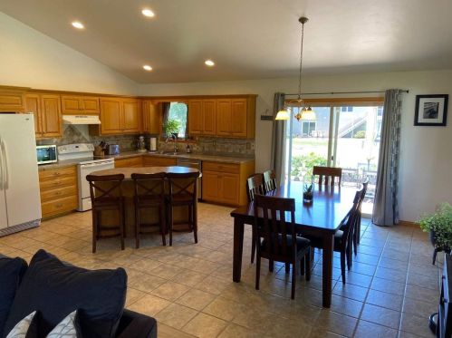 1967 Golden Bell Dr, Green Bay, WI 54313-3244