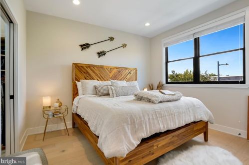 1733 Independence Ave, Washington DC  20003-1637 exterior