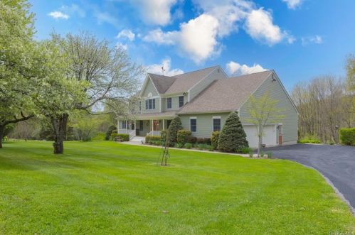 21 Crystal Farm Rd, Warwick NY  10990-2864 exterior