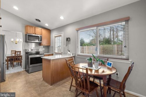 6010 Rdg Frd Dr, Springfield VA 22015-3651 exterior