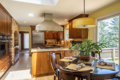 9 Stuart Dr, Bloomfield CT 06002-1524 exterior