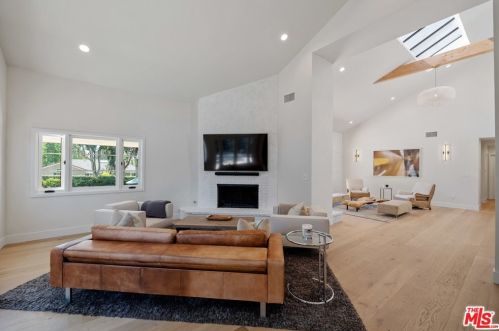 445 Sinaloa Rd, Simi Valley CA  93065-5430 exterior