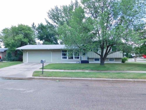 1825 12th St, Minot, ND 58701-6117
