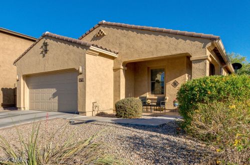 825 Del Rio St, Chandler, AZ 85225-8156