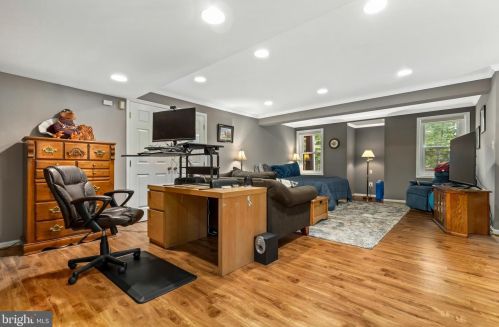8006 Middlewood Pl, Springfield VA  22153-1928 exterior