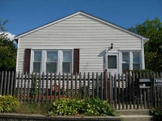 147 Petteys Ave, Providence, RI 02909-5851
