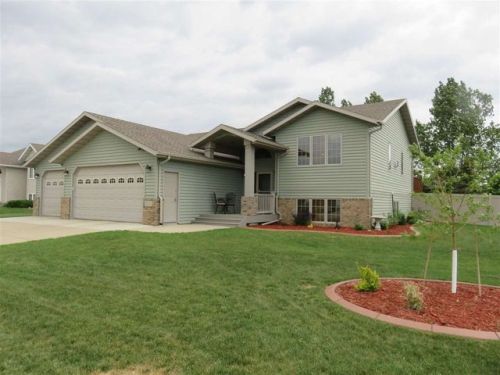 1300 34th Ave, Minot, ND 58701-7210