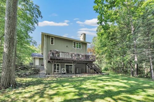 8 Rolling Brook Ln, Huntington, CT 06484-5759
