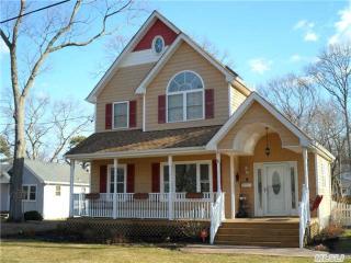 5 Bolton Dr, Canaan Lake, NY 11772-4101