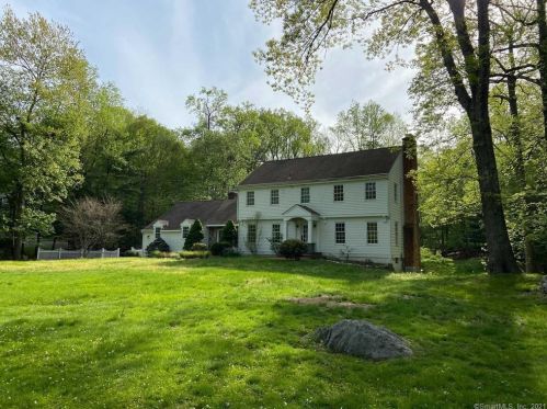 383 Erskine Rd, Stamford, CT 06903-1025