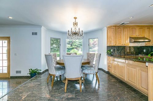 18 Linden Ln, Westbury NY  11568-1610 exterior
