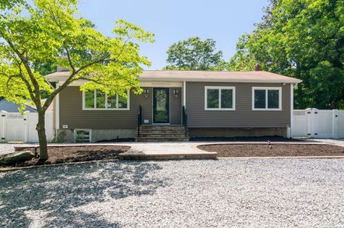 282 Ridge Rd, Panamoka, NY 11961-1006