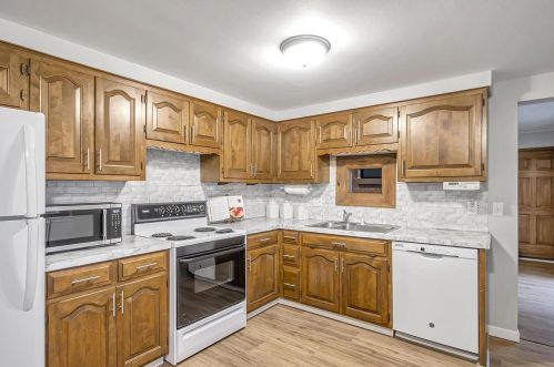 1055 Champagne Dr, Marion OH  43302-6626 exterior