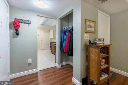 389 Valleybrook Dr, Lancaster, PA 17601-4640