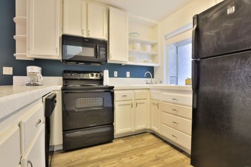 818 Emerald St, San Diego CA 92109-2739 exterior