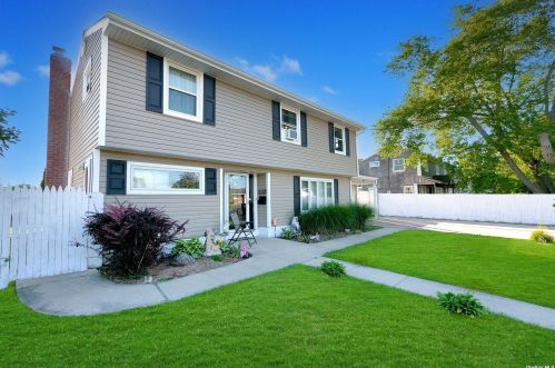 78 14th St, Deer Park, NY 11729-4022