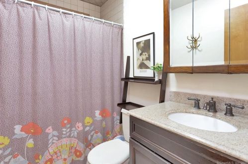 27 Bridge Rd, Upper Stepney CT  06468-2928 exterior