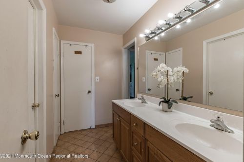 41 Kingsley Way, East Freehold NJ  07728-1675 exterior