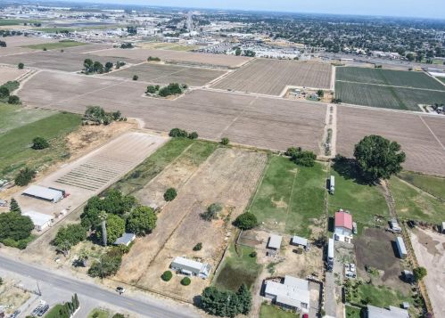 633 Greenway Ave, Turlock CA  95380-6424 exterior
