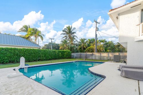 6260 Ocean Blvd, Boynton Beach FL  33435-5212 exterior