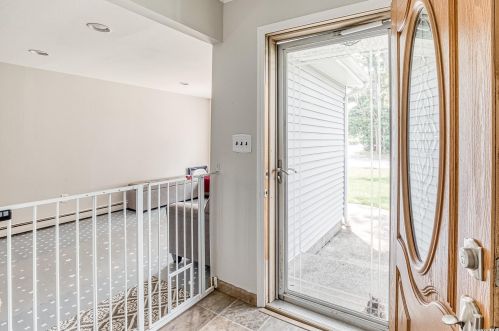 15 Marta Rd, South Setauket, NY 11720-2864