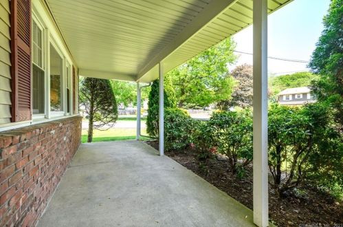 94 Three Lakes Dr, Stamford, CT 06902-8333