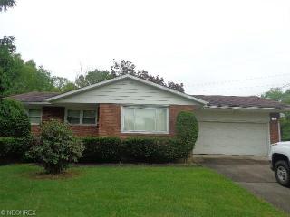 300 Beverly Hills Dr, Youngstown, OH 44505-1112
