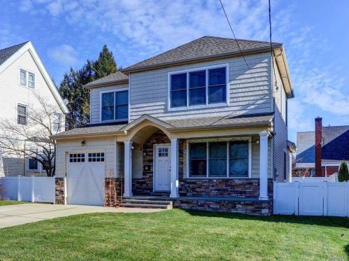 14 Herkomer St, New Hyde Park, NY 11040-4909