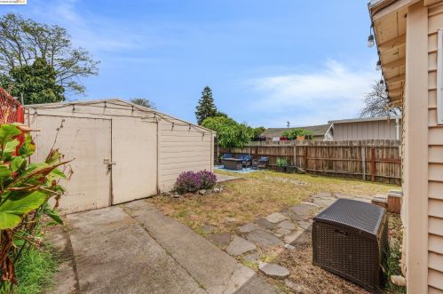 6218 Hilton St, Oakland CA  94605-1446 exterior