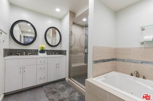 18004 Collins St, Van Nuys CA 91316-1032 exterior