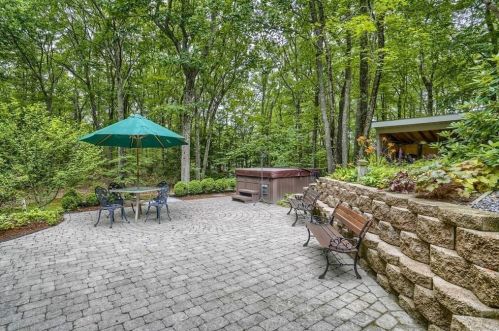 15 Danbury Cir, Amherst NH  03031-2016 exterior