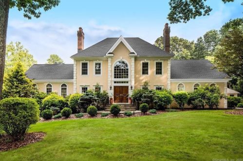 12 Fox Run Dr, Bridgeport, CT 06612-1200