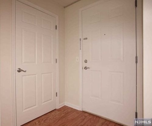 2412 City Pl, Edgewater, NJ 07020-3141