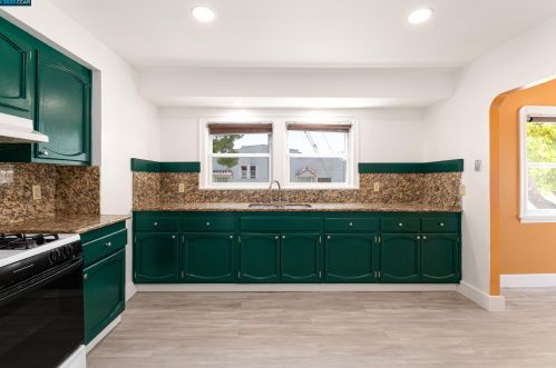 1301 60 Ave, Oakland CA 94621-3912 exterior