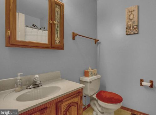 5805 Hillsborough Ct, Harrisburg PA  17111-4736 exterior