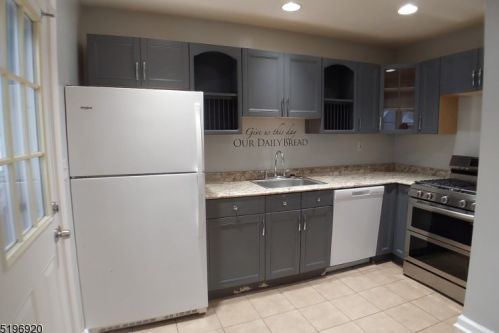 565 6th Ave, Roselle NJ  07203-2370 exterior