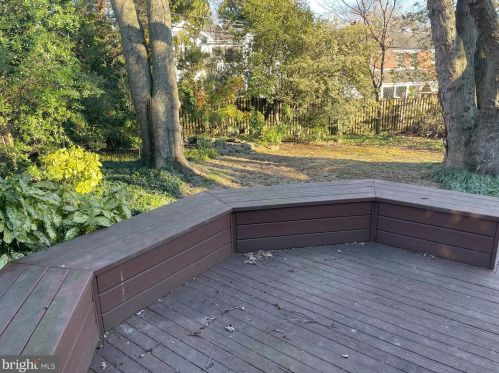 2827 Meadow Ln, Falls Church VA  22042-2320 exterior