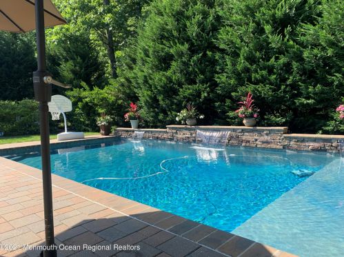 16 Alpine Trl, Tinton Falls, NJ 07712-7725