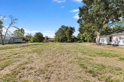 2022 Avenue, Danbury, TX 77534-8502