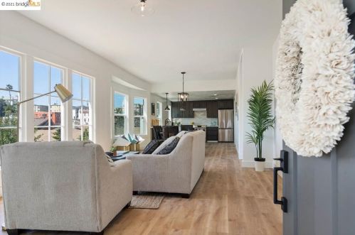 636 Hillsborough St, Oakland, CA 94606-1010